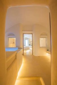 Postel nebo postele na pokoji v ubytování Chic Hotel Santorini + 37 fotografií