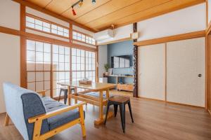 a living room with a table and a dining room at サマサマドゥア saMa-saMa Dua in Odawara