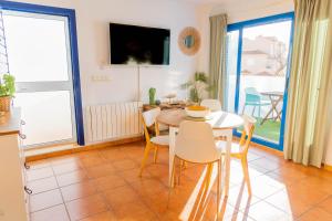 Televízia a/alebo spoločenská miestnosť v ubytovaní Tarifa Cozy House - Beach view & Balcony