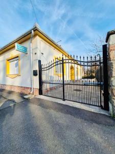 Το κτήριο όπου στεγάζεται  το διαμέρισμα