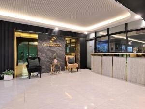 バンコクにあるFloton Bangkok Hotelのロビー(椅子2脚付)