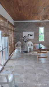 Una sala de estar con una mesa y sillas y un escritorio. en CASA QUINTA CON ESPECTACULAR VISTA Al RÍO, en General Alvear 22 fotos más