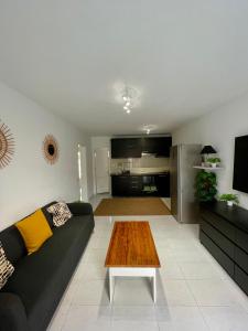 Una sala de estar con un sofá y una mesa de café. en Helen House, en Caleta de Fuste