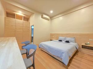 เตียงในห้องที่ แฮปปี้รีสอร์ท เพชรบุรี