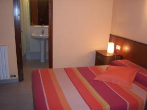 Postel nebo postele na pokoji v ubytování Hostal Les Collades