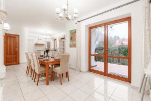 O bucătărie sau chicinetă la Lumina villas in Warsaw