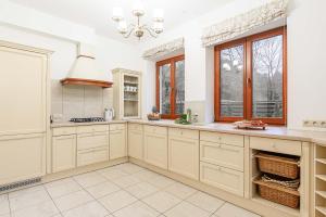 O bucătărie sau chicinetă la Lumina villas in Warsaw