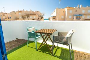 Balkón alebo terasa v ubytovaní Tarifa Cozy House - Beach view & Balcony