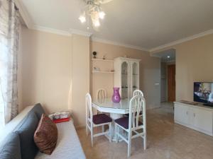 Una sala de estar con una mesa y sillas y un sofá. en Playa Rincón de la Victoria en Plaza San Francisco, en Rincón de la Victoria