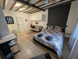 En eller flere senge i et værelse på Le nid des voyageurs, Maison de vacances familiale