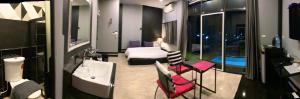 una stanza con un bagno con un letto e un lavandino di Prai Fhan View a Mae Sai