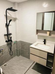 un bagno con doccia e lavandino di Homestay MyLan a Lạng Sơn
