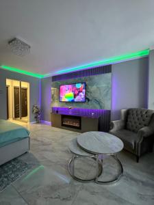 Μια τηλεόραση ή/και κέντρο ψυχαγωγίας στο Silver studio at just 8 minutes distance of center