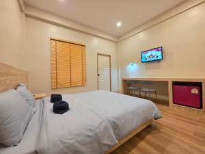 เตียงในห้องที่ แฮปปี้รีสอร์ท เพชรบุรี +2 ภาพ