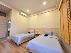 เตียงในห้องที่ แฮปปี้รีสอร์ท เพชรบุรี