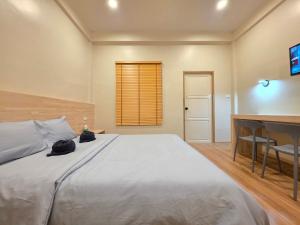 เตียงในห้องที่ แฮปปี้รีสอร์ท เพชรบุรี