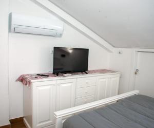a room with a tv on top of a counter at La casa tra i laghi in Messina