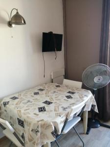 Μια τηλεόραση ή/και κέντρο ψυχαγωγίας στο CAP7 Studio Cap d'Agde Centre port