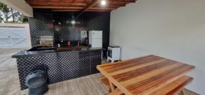 una cucina con un tavolo e un piano di lavoro di Casa de praia a Ilhéus