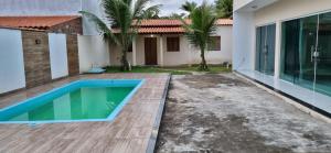 una piscina nel cortile di una casa di Casa de praia a Ilhéus