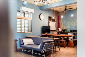 TV a/nebo společenská místnost v ubytování Green Island Ocean Rhythem dive B&B 綠島海韻民宿