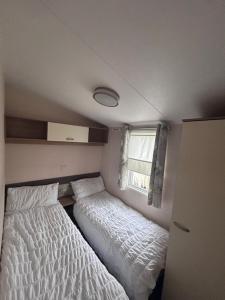 Postel nebo postele na pokoji v ubytování 151 Newquay Bay Resort