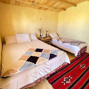 Postel nebo postele na pokoji v ubytování Rahala Desert Camp