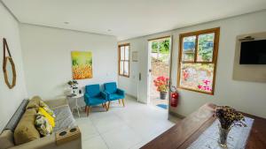 a living room with a couch and a table at Tô em Casa in Lençóis
