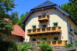 ein großes Gebäude mit Balkonen und Blumen darauf in der Unterkunft Ferienhaus Lotus Hof Stallegg in Löffingen