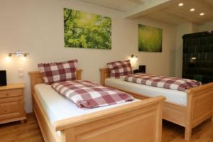 zwei Betten in einem Zimmer mit in der Unterkunft Ferienhaus Lotus Hof Stallegg in Löffingen