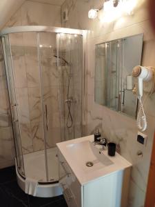 a bathroom with a shower and a sink at Chata Koziniec przy wyciągu in Czarna Góra +29 photos