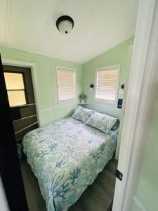 En eller flere senge i et værelse på Chic 2BR Home in Jacksonville