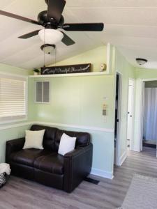 Et opholdsområde på Chic 2BR Home in Jacksonville