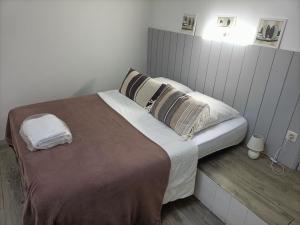 a bedroom with a large bed with two pillows at Duplex Bord Bassin d'Arcachon in Arès