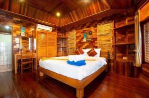 Postel nebo postele na pokoji v ubytování Sangsawan Palace Khaolak Resort