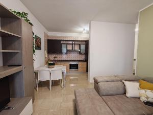a living room with a couch and a table at Appartamento a Legnago di "Corte San Tomaso" in Legnago