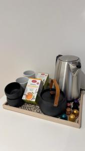 ザルツブルクにあるCasa Volpeの木製の棚(コーヒーポットなど付)