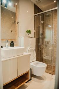 Un baño con inodoro, lavabo y ducha. en EJ's Central Hub, en Ohrid 57 fotos más