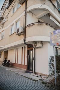 una motocicleta estacionada frente a un edificio en EJ's Central Hub, en Ohrid