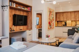 Un dormitorio con una cama y una sala de estar. en EJ's Central Hub, en Ohrid