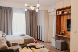 Una habitación de hotel con una cama y una sala de estar. en EJ's Central Hub, en Ohrid