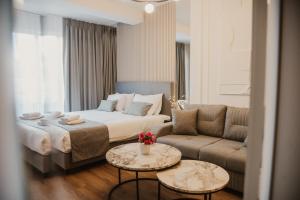 una habitación de hotel con una cama y un sofá en EJ's Central Hub, en Ohrid
