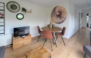 Μια τηλεόραση ή/και κέντρο ψυχαγωγίας στο 3 Bedroom Awesome Home In Heinkenszand