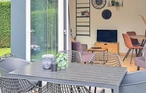 Μια τηλεόραση ή/και κέντρο ψυχαγωγίας στο 3 Bedroom Awesome Home In Heinkenszand