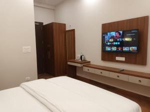 TV a/nebo společenská místnost v ubytování Hotel Divine Banaras By Resort