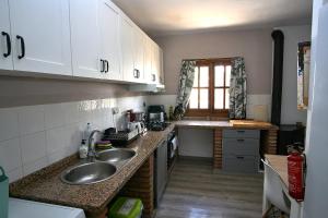 Kuchyň nebo kuchyňský kout v ubytování Olive Branch El Chorro + 37 fotografií