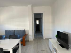 Televízia a/alebo spoločenská miestnosť v ubytovaní Apartamento en Salou