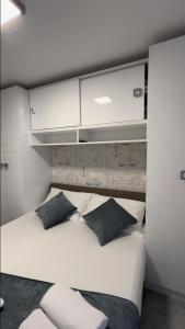 Posteľ alebo postele v izbe v ubytovaní Mandy Apartman