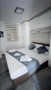 Posteľ alebo postele v izbe v ubytovaní Mandy Apartman + 25 fotografií