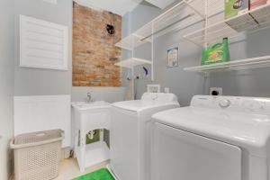 Ένα μπάνιο στο Cozy 4BR w Massage Chair Arcade Heated Floor +41 φωτογραφίες